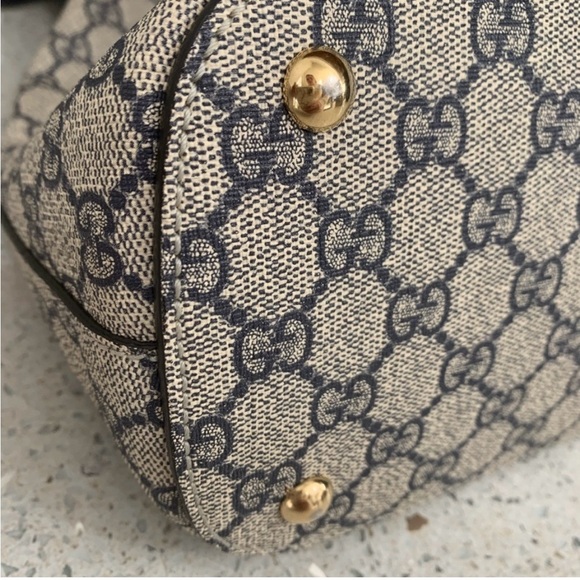 Gucci Medium Shoulder Bag - Picture 3 of 13